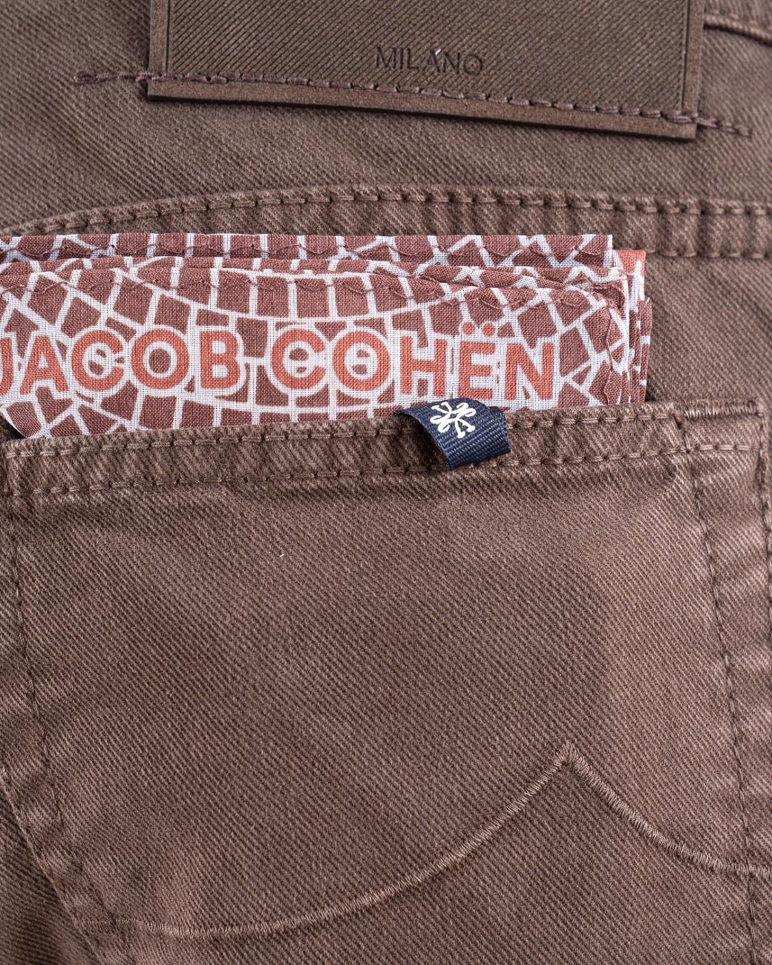 shop JACOB COHEN  Pantalone: Jacob Cohen jeans Bard 5 tasche.
Regular-slim fit a vita media.
Tessuto diagonale stretch di lyocell e cotone tinto in capo bordeaux.
Salpa in pelle scamosciata color cioccolato con pattern inciso al laser e logo ricamato.
Bottone smaltato bordeaux-marrone opaco con motivo circolare e logo a rilievo.
Include bandana con stampa mosaico e rocchetto di filo.
Patta interna ricamata con nome del pantalone e citazione del fondatore.
Composizione: 49% lyocell, 49% cotone, 2% elastan.
Made in Italy.. QE004 S4216-F44 number 7541572